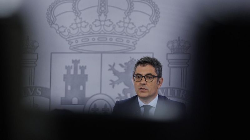 El ministro de la Presidencia, Relaciones con las Cortes y Memoria Democrática, Félix Bolaños, durante la rueda de prensa ofrecida a primera hora de este martes en el Palacio de La Moncloa junto a la ministra de Política Territorial y portavoz del Gobiern