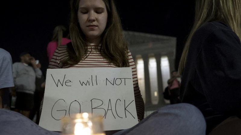 Los manifestantes realizan una vigilia frente a la Corte Suprema de los Estados Unidos el 2 de mayo de 2022 en Washington, DC.