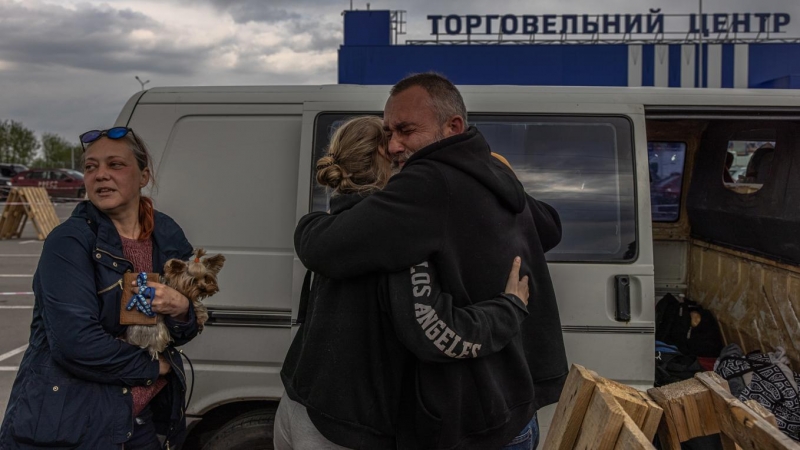 Refugiados procedentes de varios puntos de Ucrania llegan a Zaporiya, a 2 de mayo de 2022.