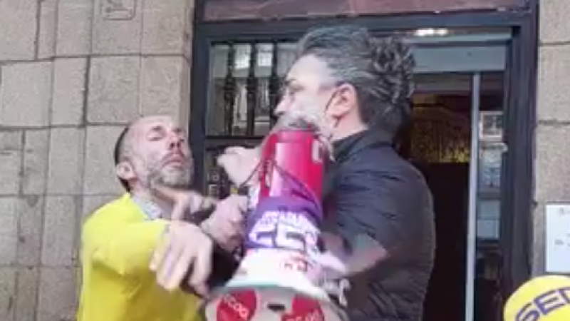 3/5/22 El alcalde de Ourense, Gonzalo Pérez Jácome, este martes agrediendo a una manifestante frente al Ayuntamiento en una imagen de vídeo