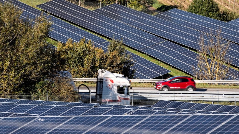 Paneles solares junto a una carretera de Mainburg, al norte de Múnich, Alemania.