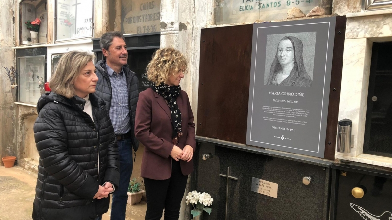 Imatge de la làpida que recorda María Griñó al cementiri de Tortosa.