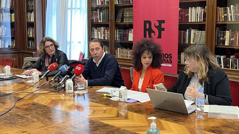 Alfonso Bauluz (segundo izquierda), presidente de Reporteros Sin Fronteras España, durante la presentación del informe anual sobre la libertad de prensa en el mundo.