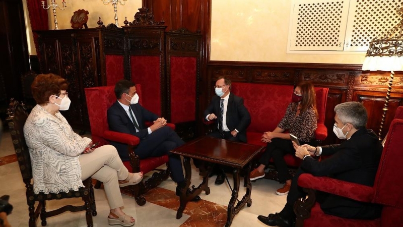 El presidente del Gobierno, Pedro Sánchez, durante su reunión con el presidente el presidente de la Ciudad Autónoma de Ceuta, Juan Jesús Vivas, el ministro del Interior, Fernando Grande-Marlaska, y otras autoridades, un día antes de ser espiado por Pegasu