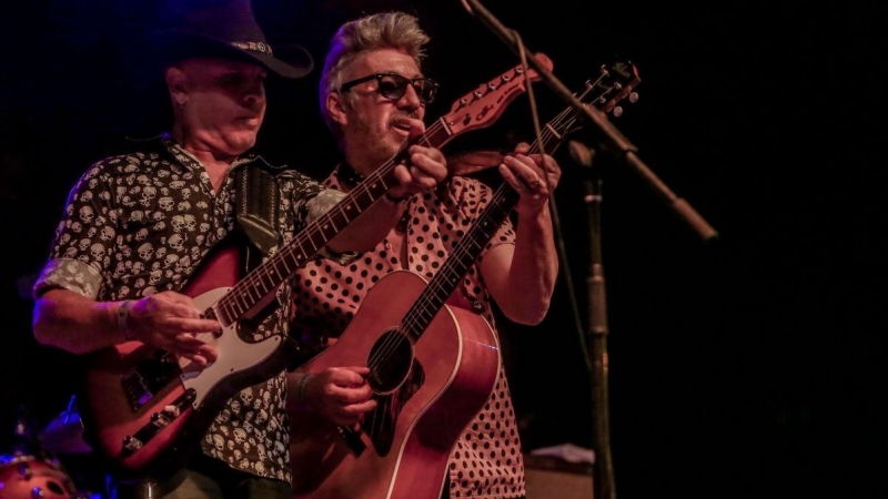 La banda de rock La Guardia durante su actuación en las Fiestas de la Paloma, en el campo de fútbol de los Jardines de las Vistillas, a 15 de agosto de 2021, en Madrid.