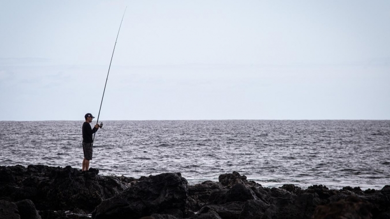 Un hombre pesca en las costa de Órzola en Lanzarote.