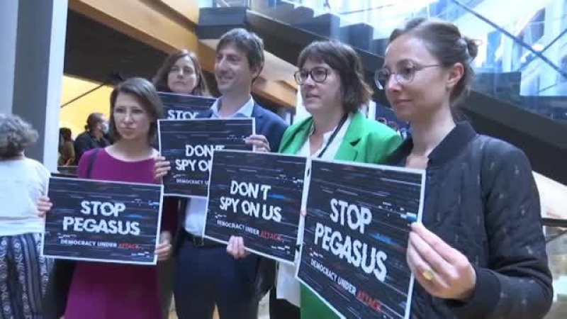 Eurodiputados portan carteles con el lema 'Stop Pegasus' en el Parlamento Europeo