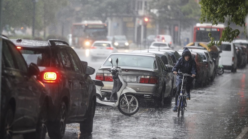 4/5/22-Una persona circula en bicicleta bajo la lluvia, a 3 de mayo de 2022, en Valencia, Comunidad Valenciana (España).