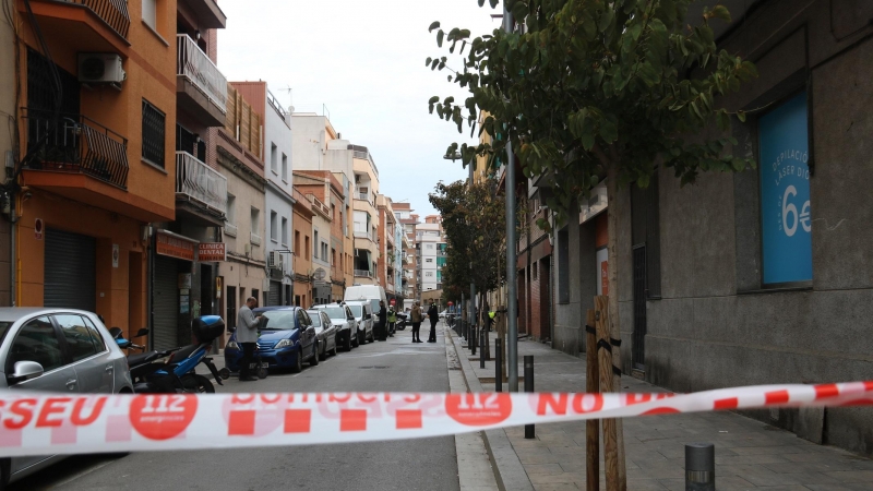 El carrer de Santa Coloma de Gramenet on s'ha produït l'incendi tallat al trànsit pels Bombers.