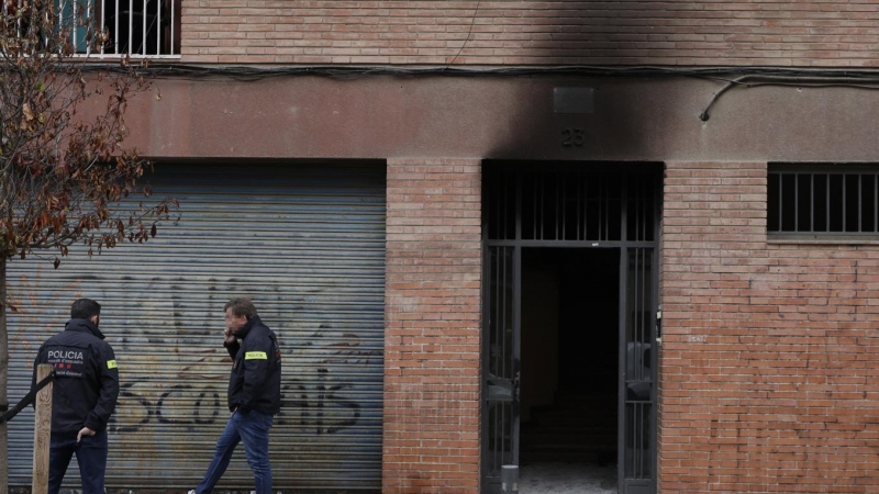 Agentes de los Mossos d'Esquadra en el edificio donde tuvo lugar el incendio, a 4 de mayo de 2022.