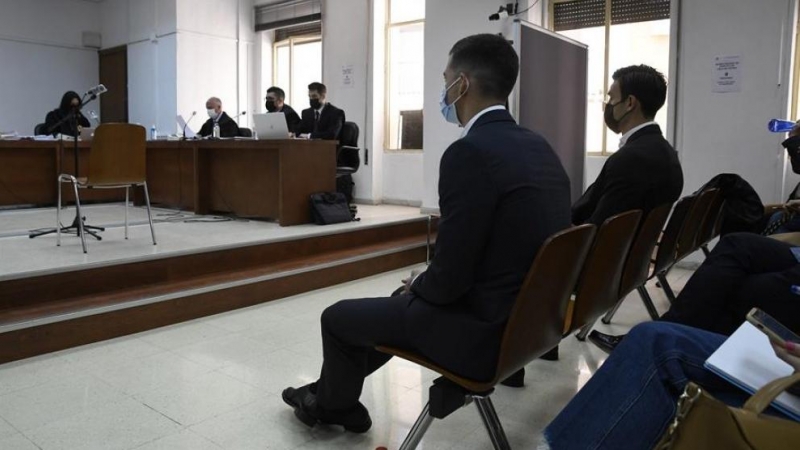 Santi Mina, a la izquierda, junto al también futbolista David Goldar durante el juicio en la Audiencia Provincial de Almería, a 28 de marzo de 2022.