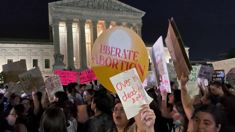 04/05/2022 - Manifestantes reaccionan frente al Tribunal Supremo de Estados Unidos tras la filtración de un borrador que planea revocar el derecho al aborto.