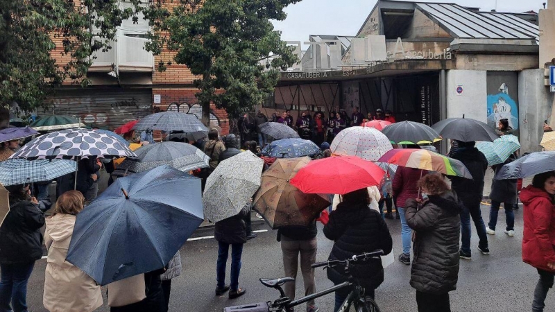 Una protesta veïnal per demanar l'obertura de la biblioteca del barri del Centre de Badalona.