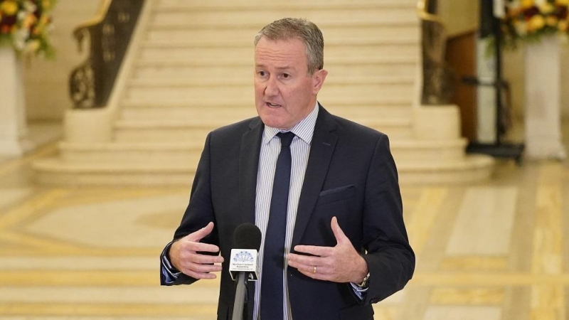 04/05/2022. El ministro de Finanzas de Sinn Fein, Conor Murphy, durante una conferencia de prensa en el Parlamento de Belfast, a 17 de noviembre de 2021.