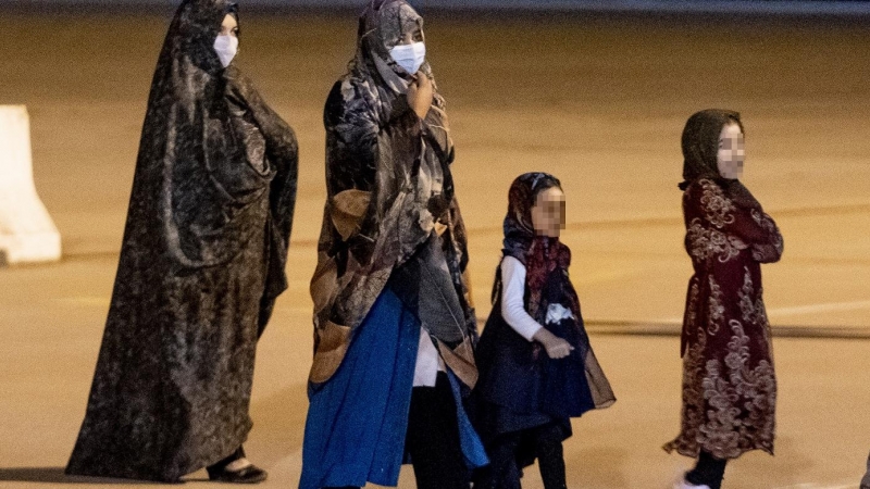 11/10/2021-Varios afganos que llegaron en el primer vuelo con refugiados procedente de Islamabad el 11 de octubre de 2021, en Torrejón de Ardoz (Madrid)