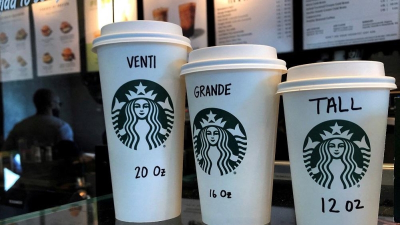 04/05/2022. Vasos de Starbucks en una cafetería de Manhattan, Nueva York, a 16 de febrero de 2022.