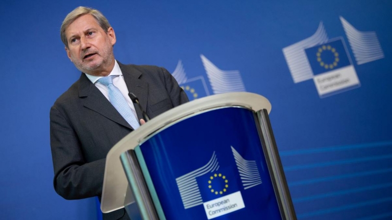 Imagen de archivo del comisario de Presupuestos de la UE, Johannes Hahn, durante una conferencia de prensa en Bruselas, a 22 de diciembre de 2021.