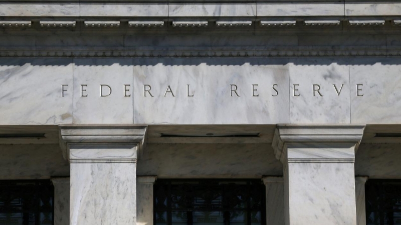 Detalle de la fachada del edificio de la Reserva Federal (el banco central de EEUU) en Washington. REUTERS/Leah Millis
