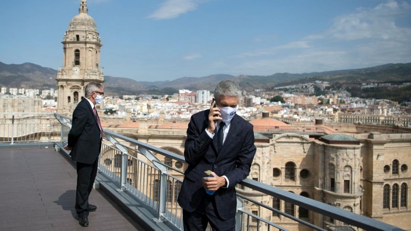 El ministro del Interior de España, Fernando Grande-Marlaska, habla por teléfono durante una conferencia de ministros del Interior de MED5 sobre políticas de migración y asilo en los países mediterráneos de Europa, en Málaga el 25 de septiembre de 2021.