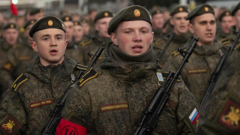 05/05/2022 - Cadetes de las escuelas militares del ejército ruso se dirigen hacia la Plaza Roja antes de un ensayo el 4 de mayo de 2022 para el desfile militar del Día de la Victoria. (Moscú, Rusia).