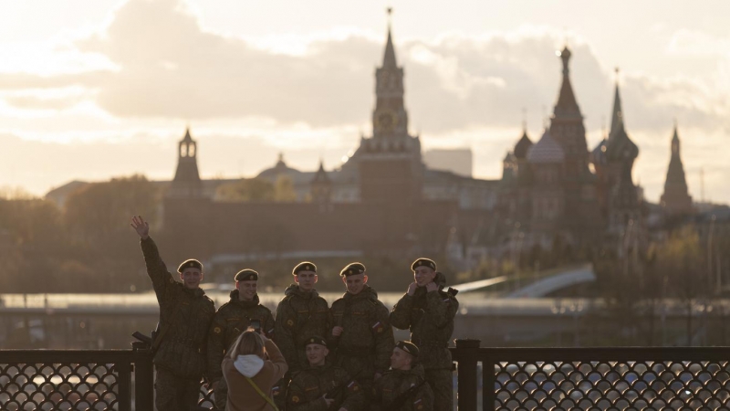 05/05/2022 - Los cadetes de las escuelas militares del ejército ruso posan para una foto de grupo en el puente Big Ustinsky antes de un ensayo para el desfile militar del Día de la Victoria.