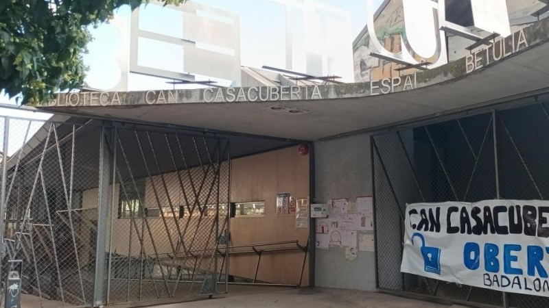 05/05/2022 - Una pancarta reivindicativa a les portes de la biblioteca tancada