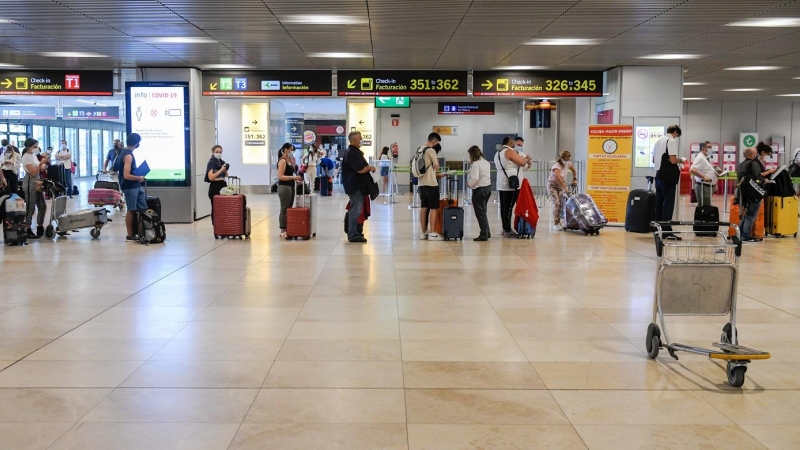 02/07/2021-Pasajeros hacen cola en la terminal T1 del Aeropuerto Adolfo Suárez Madrid-Barajas, el primer día de la primera 'Operación Salida' del verano pasado, a 2 de julio de 2021, en Madrid