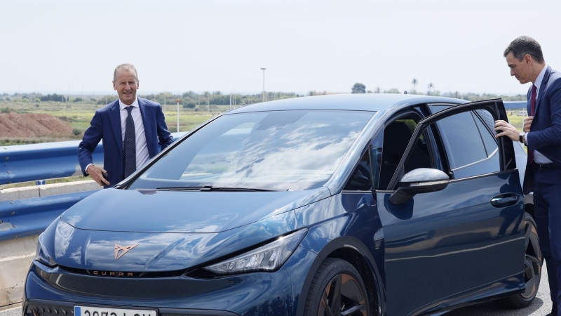 El presidente del Gobierno, Pedro Sánchez, (d) y el presidente del Grupo Volkswagen, Herbert Diess, (i) a su llegada a acto de presentación de la nueva gigafactoría de baterías para coches eléctricos que la firma alemana construirá en Sagunto (Valencia).