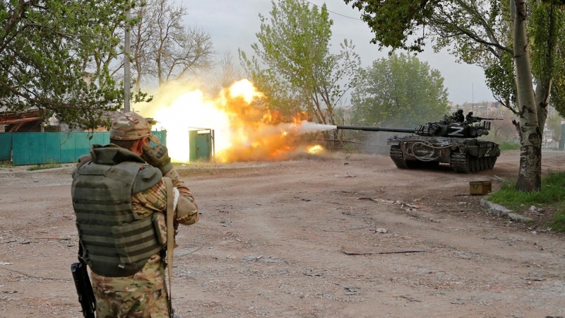 Fuerzas prorrusas disparan con un tanque en las inmediaciones de la acería de Azovstal en Mariúpol, a 5 de mayo de 2022.