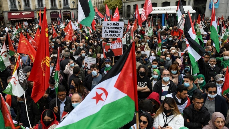 Varias personas, con banderas saharauis, participan en una manifestación en el mes de Marzo después de que el Gobierno español aceptase el plan de autonomía del Sáhara Occidental planteado por Marruecos.