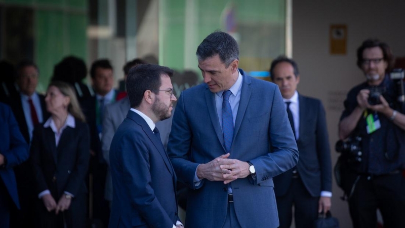 El presidente de la Generalitat, Pere Aragonès (i) y el presidente del Gobierno, Pedro Sánchez (d), mantienen una conversación en la puerta del hotel W Barcelona a su llegada a la jornada de clausura de la XXXVII Reunió Cercle d’Economia, a 6 de mayo de 2