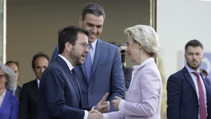 El presidente de la Generalitat, Pere Aragonès (i) saluda a la presidenta de la Comisión Europea (CE), Ursula von der Leyen (d) en presencia del presidente del Gobierno, Pedro Sánchez (C) a su llegada a la última jornada de la Reunión del Cercle d'Economi