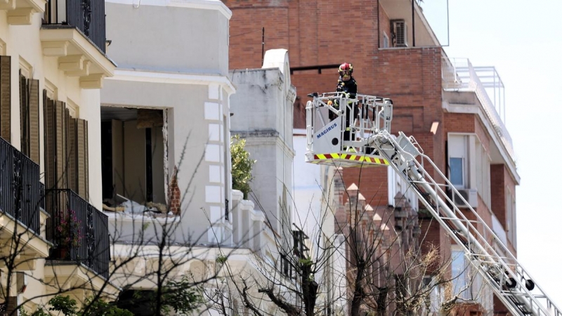 Un bombero junto al edificio afectado por la explosión en el barrio de Salamanca en Madrid, a 6 de mayo de 2022.