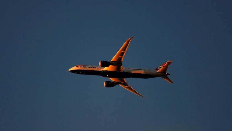 Un avión de British Airways (una de las aerolíneas del 'holding' IAG, del que forma parte también Iberia) volando sobre Londres. REUTERS/Toby Melville