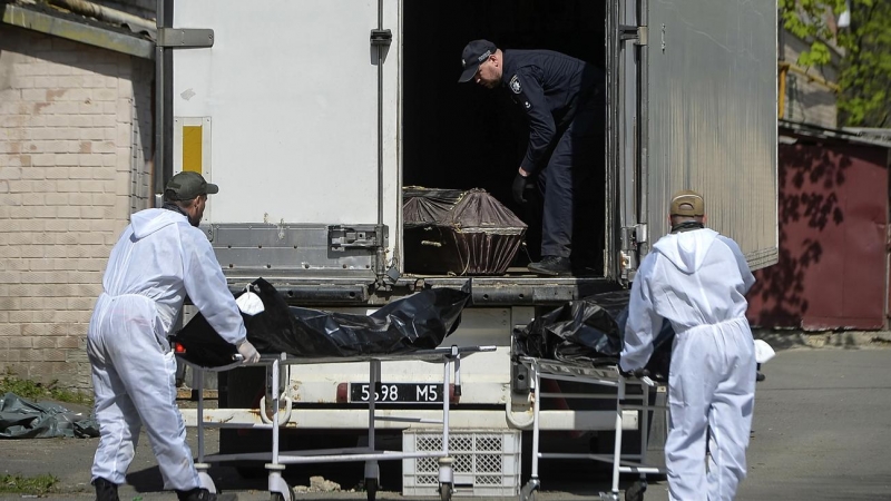 Identificación de cuerpos en Bucha el pasado 29 de abril.