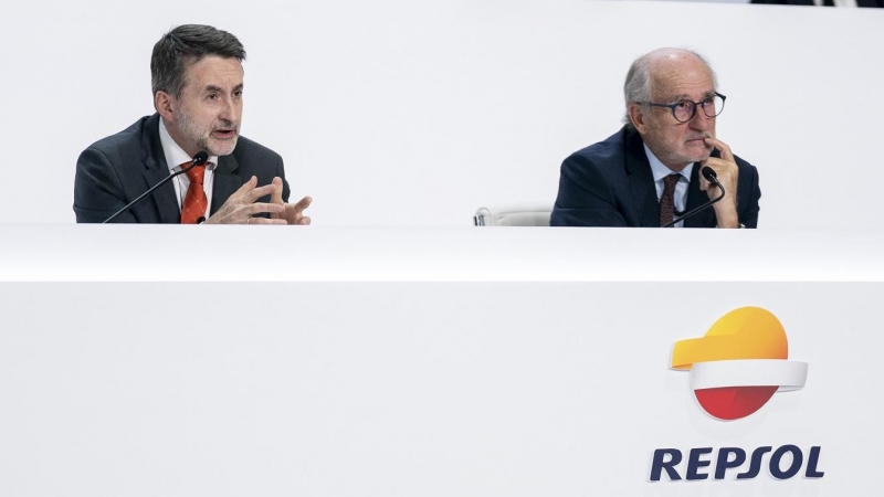 El consejero delegado de Repsol, Josu Jon Imaz, interviene junto al presidente de la petrolera, Antonio Brufau (d), durante la junta de accionistas, en el Palacio Municipal de Congresos de Campo de las Naciones, en Madrid.