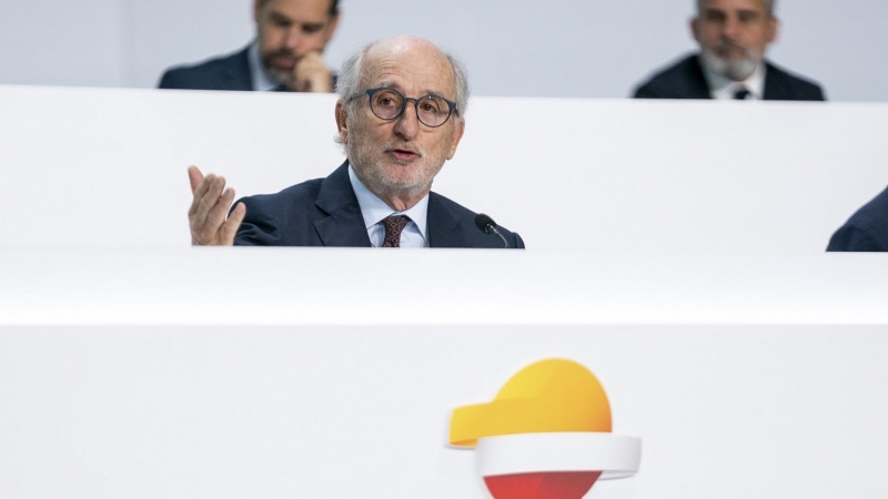 El presidente de Repsol, Antonio Brufau (d), interviene en la junta de accionistas de la petrolera, en el Palacio Municipal de Congresos de Campo de las Naciones, en Madrid.