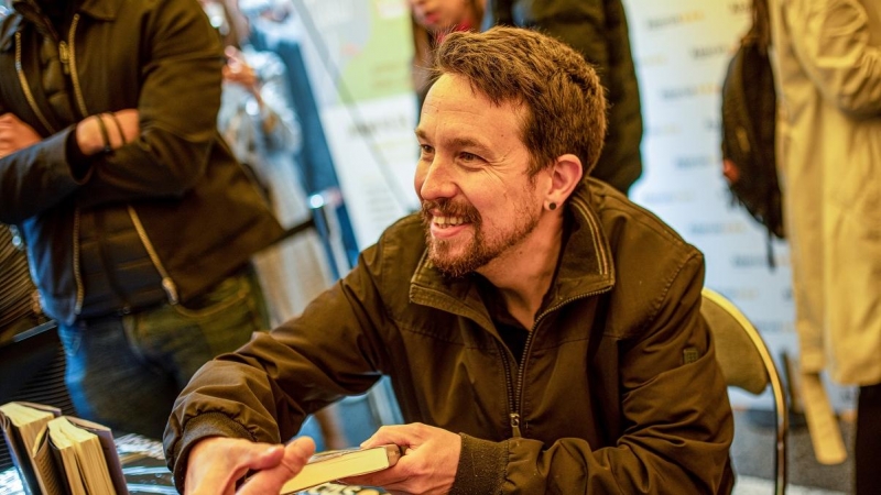 23/04/2022 El exvicepresidente del Gobierno y exlíder de Podemos, Pablo Iglesias, firma su libro en Barcelona en Sant Jordi