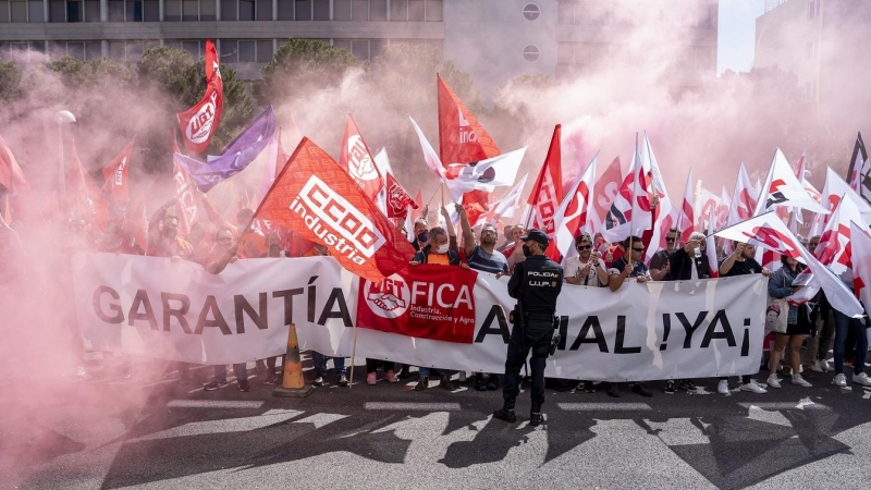 Trabajadores de Repsol se concentran delante del recinto donde celebra su junta de accionistas, convocados por el sindicato FICA UGT, para protestar por la negativa de la empresa a revalorizar los salarios y garantizar un empleo de calidad.