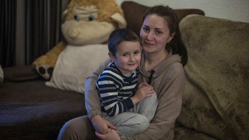 Daria Tatarina y su hijo, David, de tres años, en el salón de Yana, la prima que les ha acogido en Móstoles tras huir de la Jersón ocupada por Rusia.