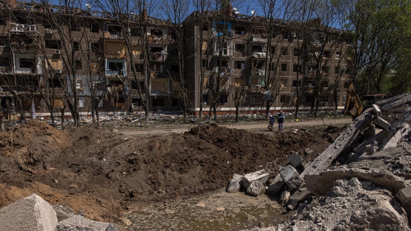 06/05/2022 El cráter provocado por un ataque áereo ruso cerca de un edificio de apartamentos dañado en Kramatorsk, en la ucraniana región de Donetsk