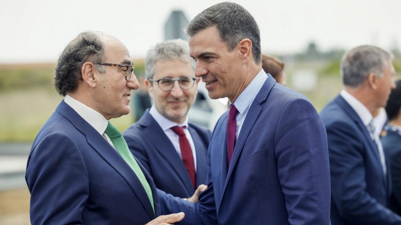 El presidente del Gobierno, Pedro Sánchez, conversa con el presidente de Iberdrola, Ignacio Galán (i) , a su llegada a acto de presentación de la nueva gigafactoría de baterías para coches eléctricos que Volkswagen construirá en Sagunto (Valencia). EFE/ B