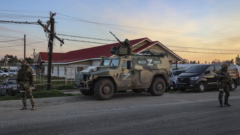 06/05/2022 Militares rusos supervisan la evacuación de civiles en la acería de Mariúpol, en Ucrania