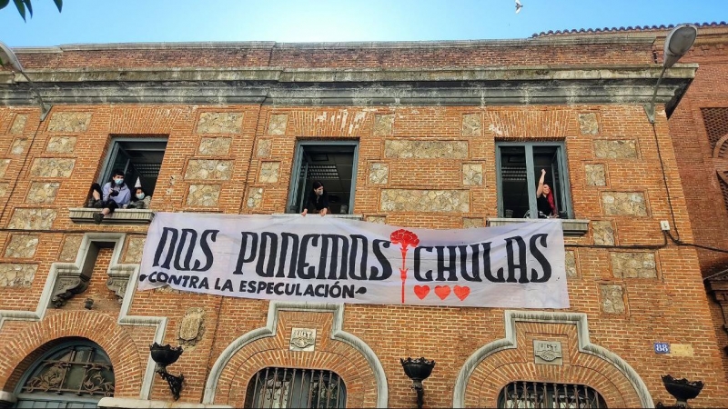 Activistas colocan una pancarta en la antigua sede de UGT, situada en la madrileña calle de Hortaleza