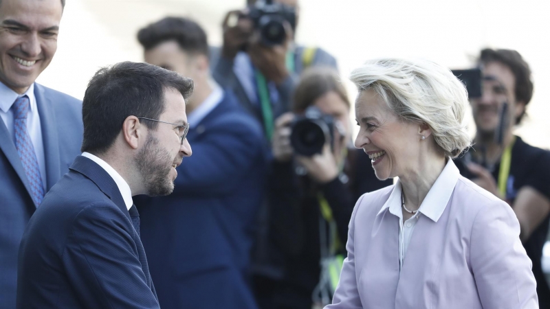 El presidente de la Generalitat de Cataluña, Pere Aragonés (c) saluda a la presidenta de la Comisión Europea (CE), Ursula von der Leyen (d) en presencia del el presidente del Gobierno, Pedro Sánchez (i).