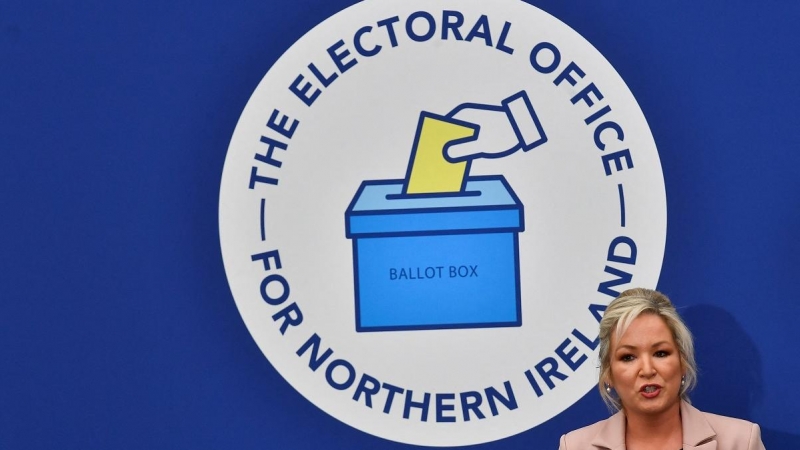 07/05/2022 La líder de Sinn Féin, Michelle O'Neill, habla a los medios de comunicación tras las elecciones en Irlanda del Norte, en Magherafelt