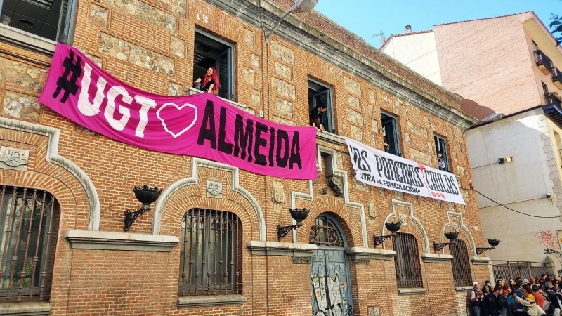 07/05/2022 Los activistas despliegan pancartas en pleno proceso de ocupación de la histórica sede de UGT