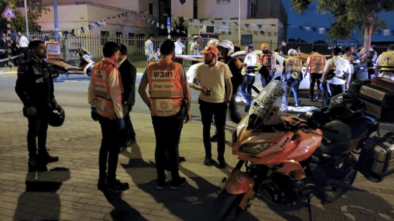 05/05/2022 Testigos del ataque en la ciudad de Elad, en el centro de Israel