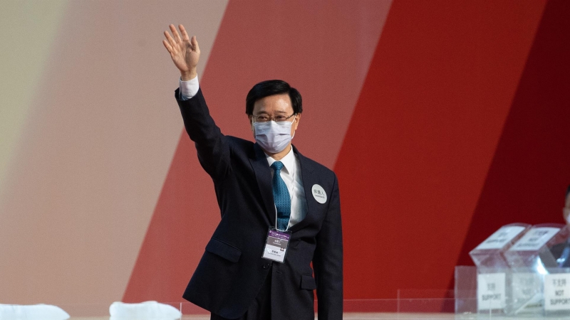 El presidente ejecutivo electo de Hong Kong, John Lee Ka-chiu, saluda después de ser elegido en el Centro de Exposiciones y Convenciones de Hong Kong, China, el 8 de mayo de 2022.