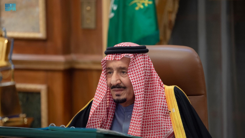 1 de enero de 2022, Arabia Saudita, Riad: El rey de Arabia Saudita, Salman bin Abdulaziz Al Saud, preside una reunión de gabinete virtual.
